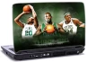 Tre basketballspillere fra Celtics i grøn og hvide trøjer med en grøn baggrund Tre basketballspillere fra Celtics i grøn og hvide trøjer med en grøn baggrund