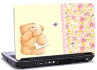 Brun bamse som kigger på en sommerfugl og holder et postkort med mønstre i højre side Brun bamse som kigger på en sommerfugl og holder et postkort med mønstre i højre side